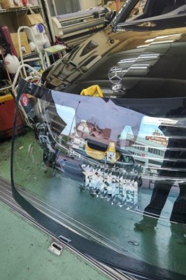 ベンツ Sクラス W222 飛び石でひび割れたフロントガラスの交換｜東京都世田谷区のお客様｜東京都世田谷区の自動車修理業者様