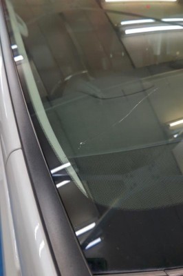 トヨタ・アルファード 30系 飛び石でひび割れたフロントガラスの交換｜横浜市都筑区の自動車修理業者さま｜横浜市都筑区の自動車修理業者さま