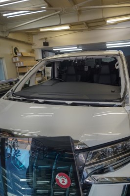 トヨタ30系アルファード　フロントガラスひび割れ交換修理｜横浜市からのお客様